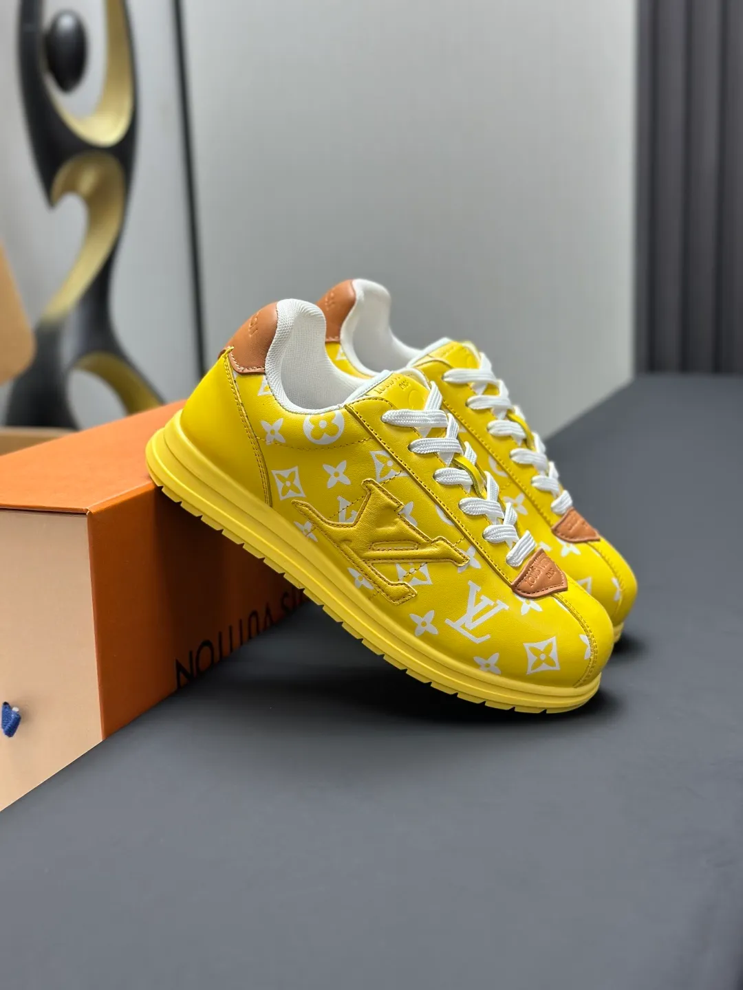 👟👟Ex-factory price 680👟👟 Full set of packaging with airplane box💰Top version LV-Louis Vuitton-classic catwalk new style 1:1 development replica of the original version! ! The upper foot is very comfortable. It is made of luxurious materials and fine workmanship. The midsole is printed with English letters "Made in Europe". The upper is made of calfskin imported from Italy. The side is decorated with the brand's LOGO and signature. The latest latex foot pads and mesh lining make the foot feel super comfortable. The original two-color TPU combination outsole is specially provided by the original factory. Bag technology Goodyear stitched edges Fabric: Exclusive customized first-layer cowhide Accessories: Exclusive private model Vuitton logo, lining: Customized silk mesh lining - first-layer silk cowhide lining Outsole: TPU combination outsole wear-resistant, non-slip and anti-yellowing Foot pads: new latex pads-mesh sweat-absorbent Counter technology: fully computerized sewing machine wire drawing Toe box back cover Hot and cold shaping Full set of pull-top lasts with medium and low logo patterns Special counter packaging - shoelaces, certificate, card, instructions, certificate of quality, dust bag, the most complete packaging on the entire network, women's 35-40 men's 38-46 (38/46 customized, non-refundable! GD9916